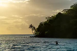Escapade sur le lagon bleu au coucher du soleil*