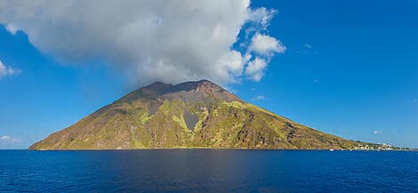 15 Avr 26 - Navigation devant le Stromboli